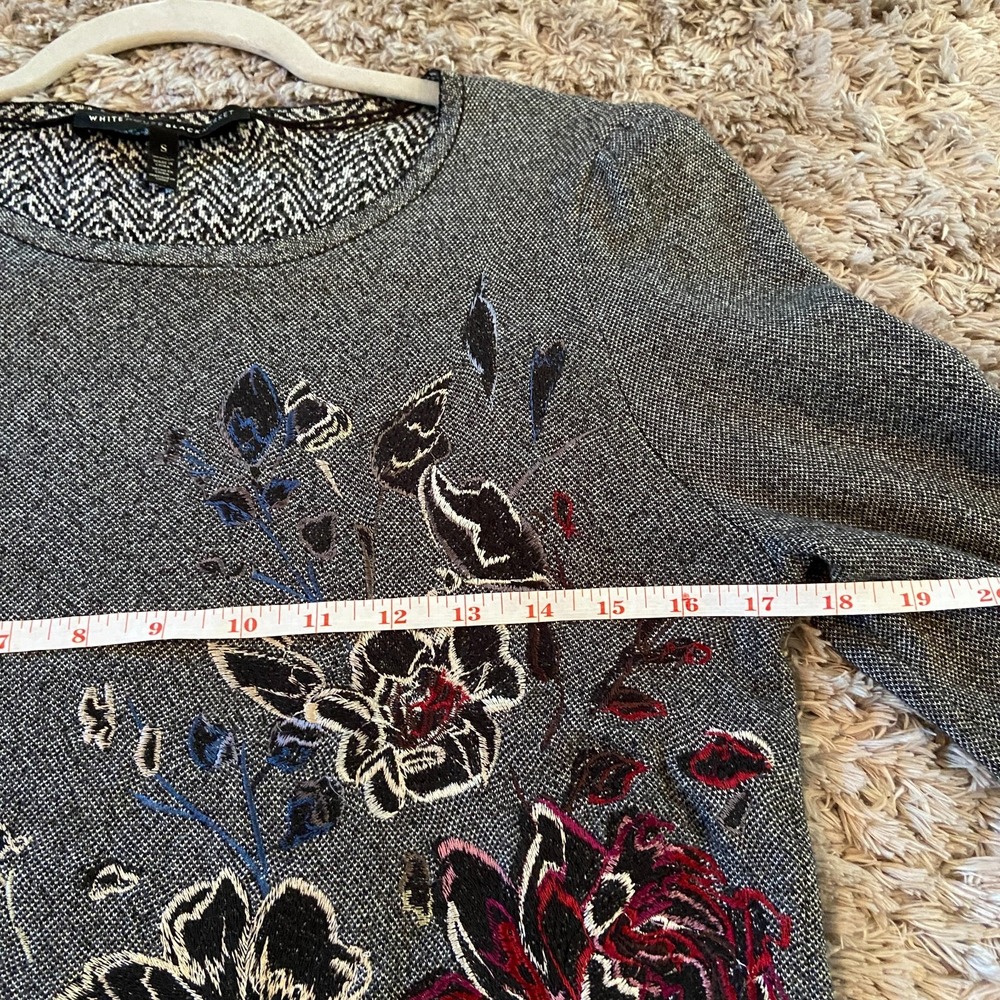 White House Black Market Women's S Gray Floral Embroidered Puff Shoulder Sweater - Picture 10 of 13